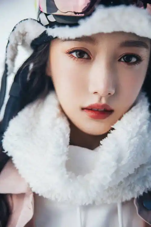 姜贞羽滑雪视频释出飒爽灵动重现冰雪精灵