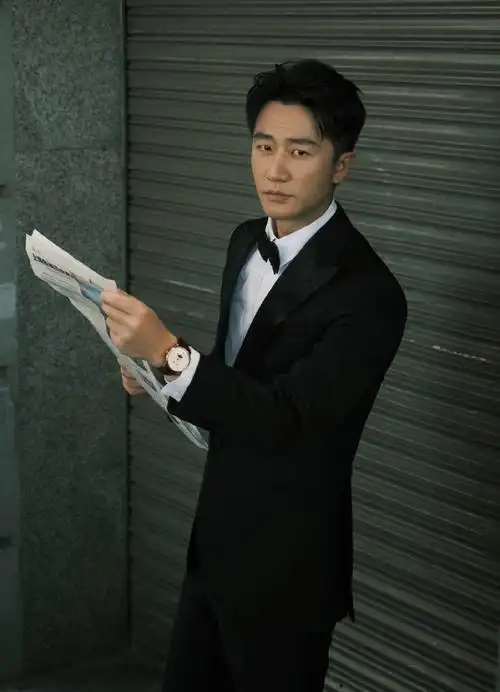 sense news##黄轩上海街头复古大片