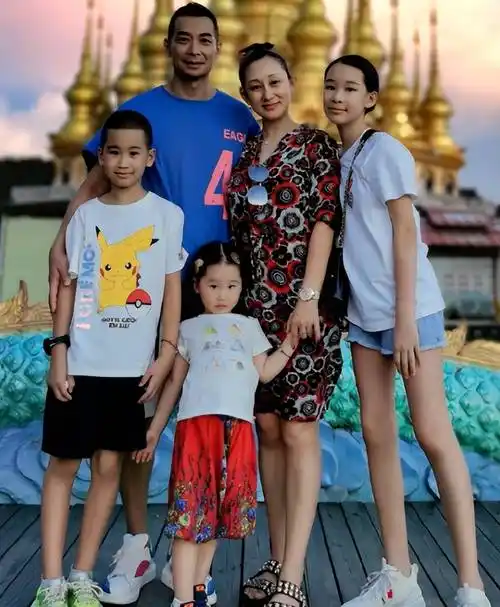 赵文卓:宠女狂魔,百忙之中和老婆张丹露赴瑞士接长女放暑假回京