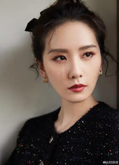 刘诗诗分享秋日美照,五官精致不惧怼脸拍|刘诗诗|五官|彩妆_新浪新闻