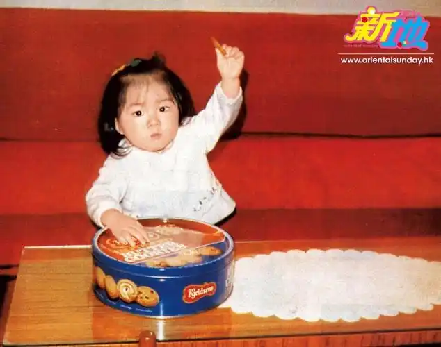 24位女明星童年照公开!头3位完全认不出来 是否位位都是纯天然美女?