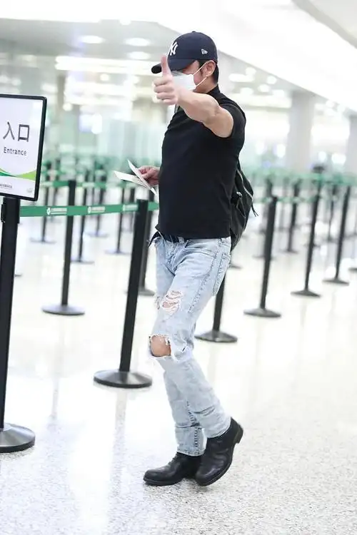 59岁马景涛身材紧实肌肉瞩目 对镜头竖大拇指好霸气