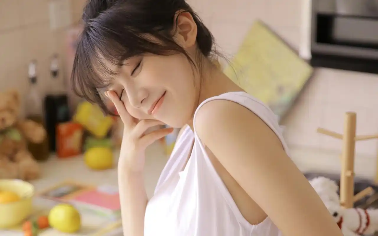 美丽女孩厨房写真高清桌面壁纸-美女壁纸-壁纸下载-美桌网