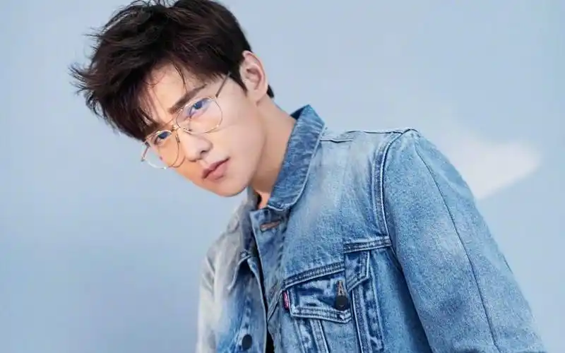 杨洋杂志封面帅气高清桌面壁纸             杨洋杂志封面图片