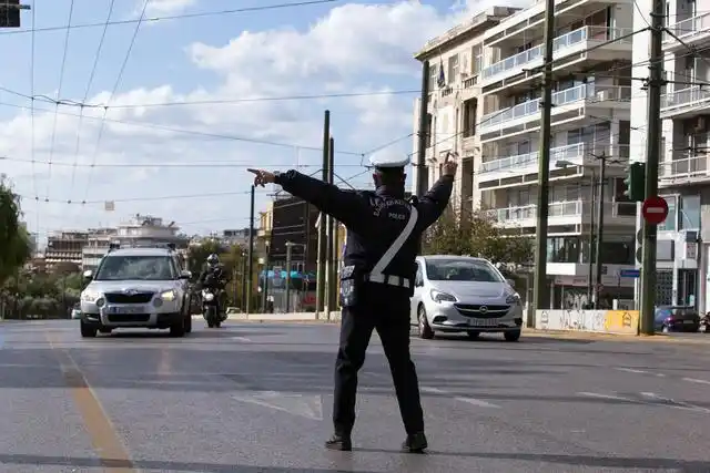 11月7日,在希腊雅典,一名警察拦停车辆检查出行许可.