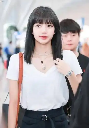 五官精致却偏偏不上镜?学lisa的制胜法宝,时尚发型帮你找回颜值