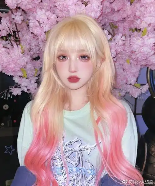 网络上的机智张有着流畅的面部轮廓,下巴尖尖脸部胶原