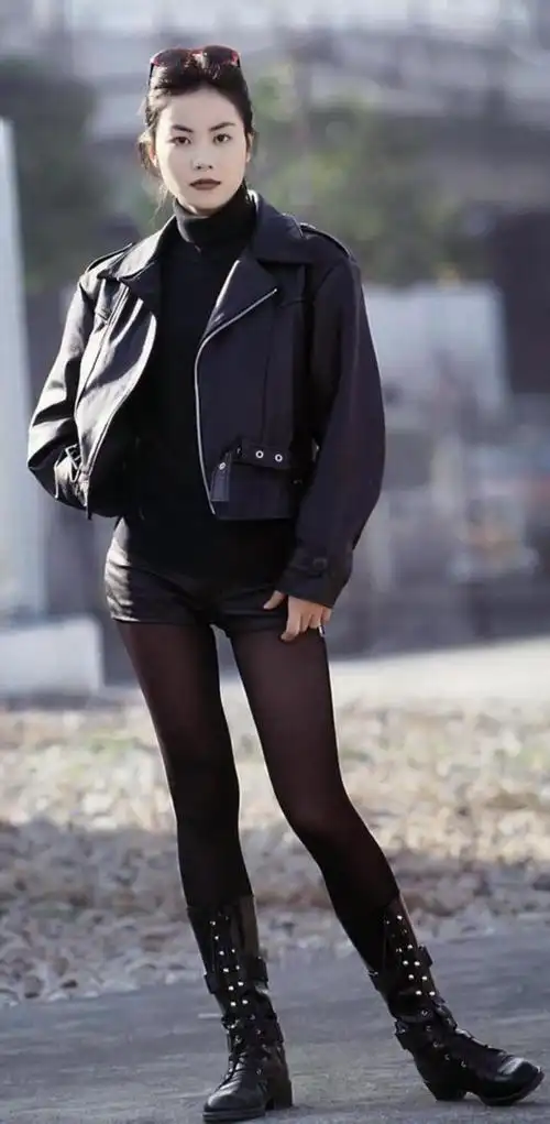 王菲年轻时可真美,怎么时髦怎么来,肤白腿长真吸睛!