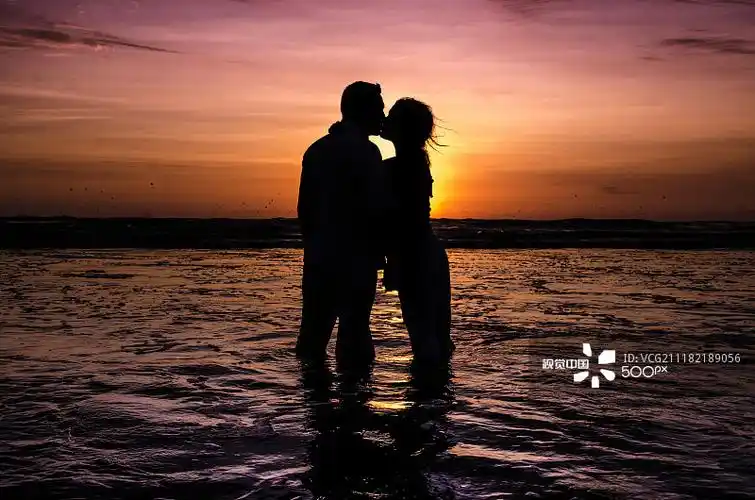 爱情中的剪影浪漫的情侣拥抱图片素材