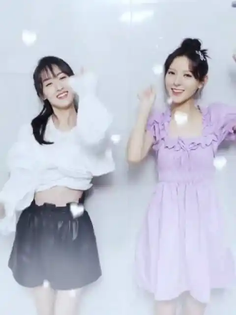 袁冰妍张予曦两姐妹一起跳舞俏皮可爱笑容好甜美