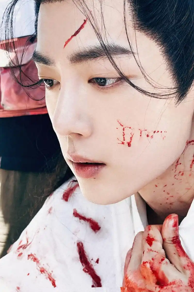 肖战《玉骨遥》战损妆,白衣泣血,金庸笔下的"抓破美人脸",好像有了