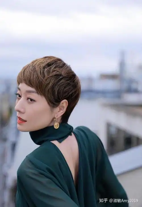 马伊琍高调拍秋冬时尚大片时尚短发造型比离婚前美得更有气质