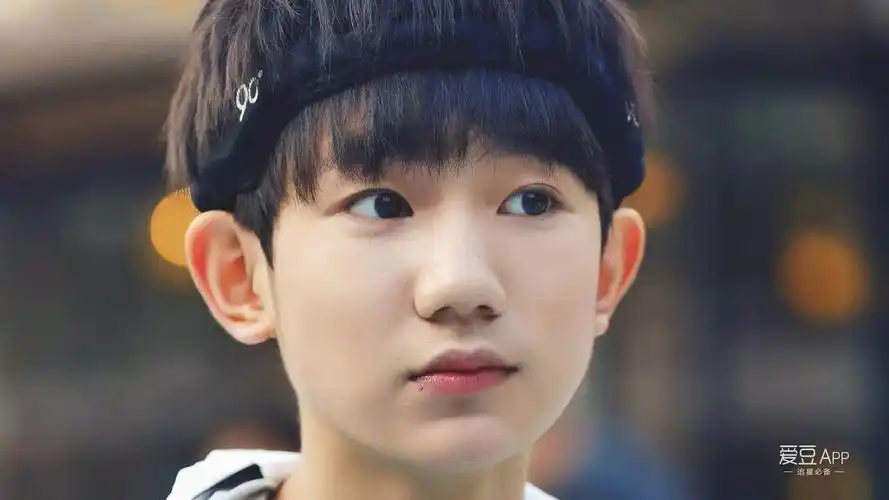 [tfboys][分享]170306 王源《全员》萌照 嘴角扬起巧克力味的微笑