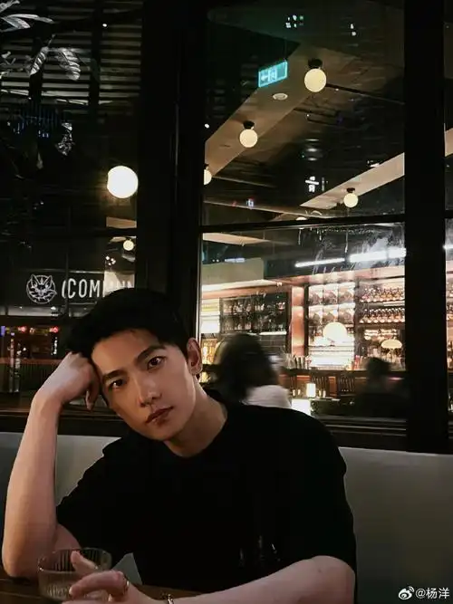 杨洋晒晚霞下的自己