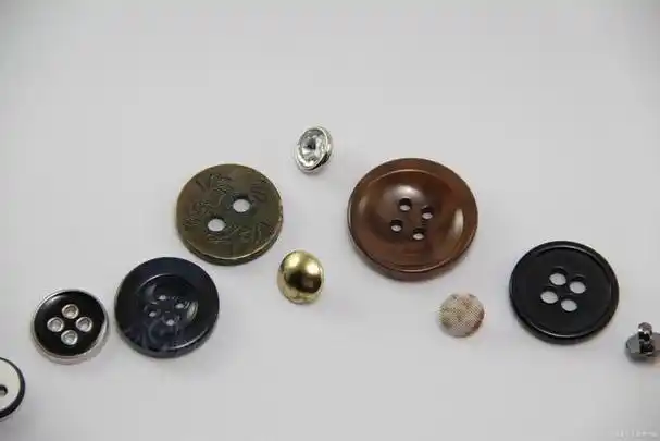西装扣子有很多种类,根据其不同的材质,颜色,形状和功能,可以大致分为