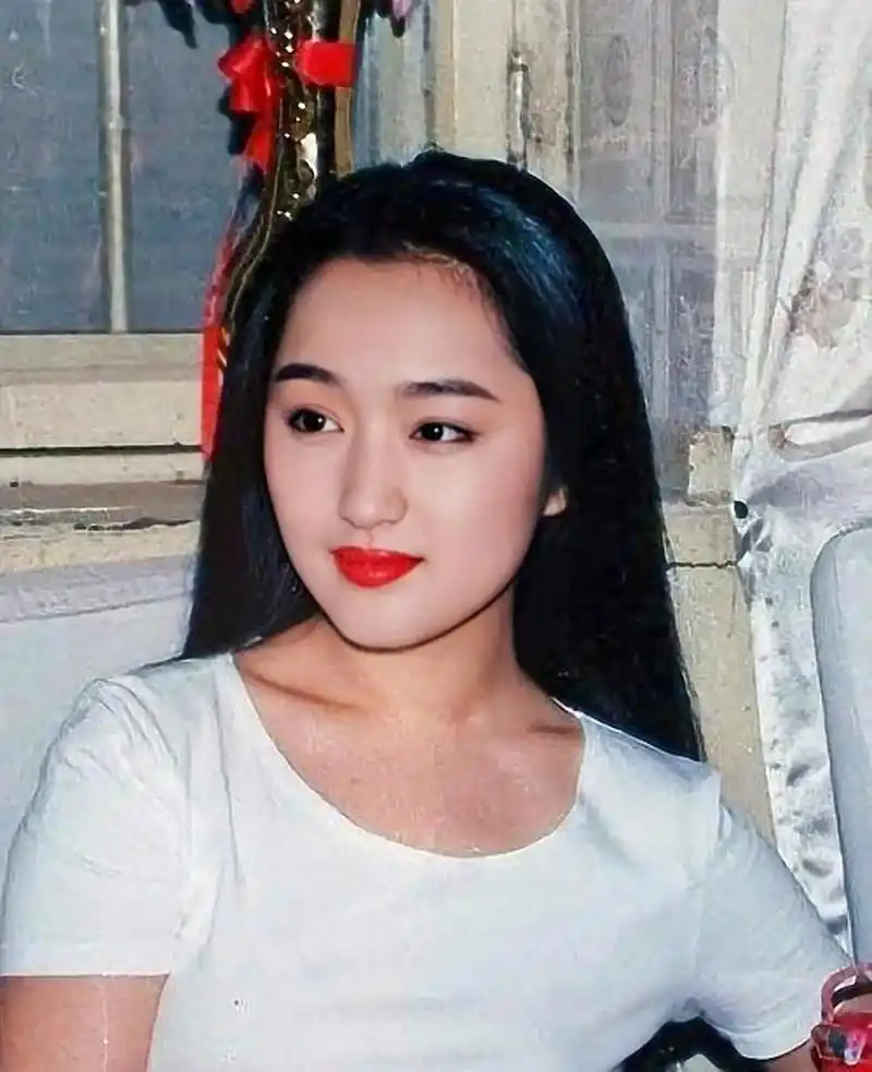 一组杨钰莹青春时照片,歌甜人美,这样的天然美女已经不会再有了~