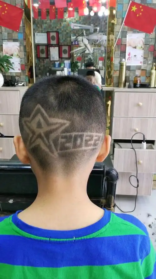 最帅气小男孩发型来了,一共有三种,雕刻发型小寸头和烫发