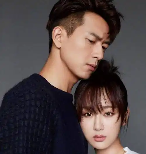 李现杨紫合拍封面,只是杨紫肚子怎回事?摄影师是男朋友视觉吧?