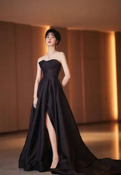 郁可唯的美貌被低估,穿抹胸黑裙秀"筷子腿",狗啃短发又酷又美_连衣裙