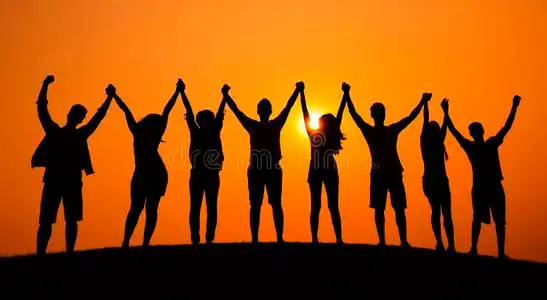 一群人庆祝欢快的日落概念照片