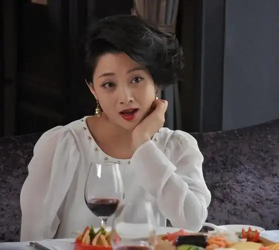 前夫入狱恋上大佬绯闻缠身情路坎坷的殷桃如今单身一人