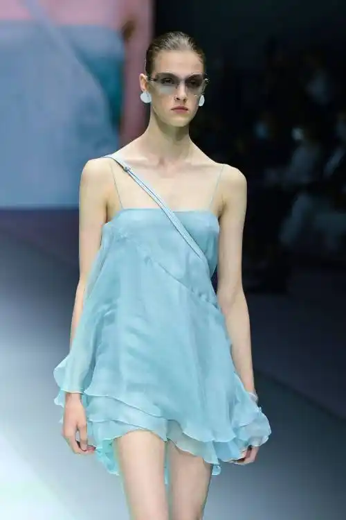 米兰时装周安普里奥阿玛尼品牌时装秀