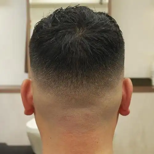 男士发型,我们不仅要关注两侧和顶部刘海的位置,后脑勺也是不能忽略