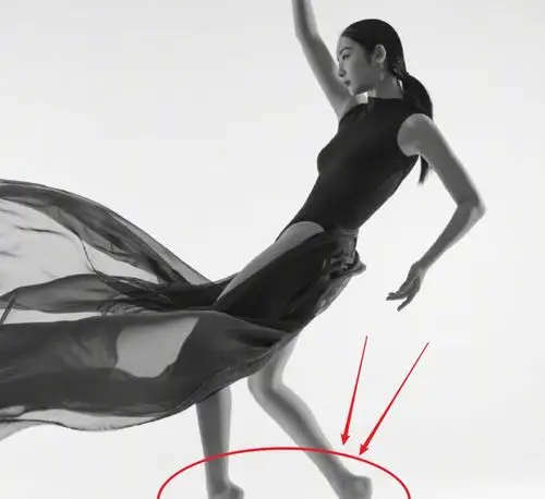 赵小棠水墨大片出炉展现十足柔韧性这脚的弯曲角度看着都疼