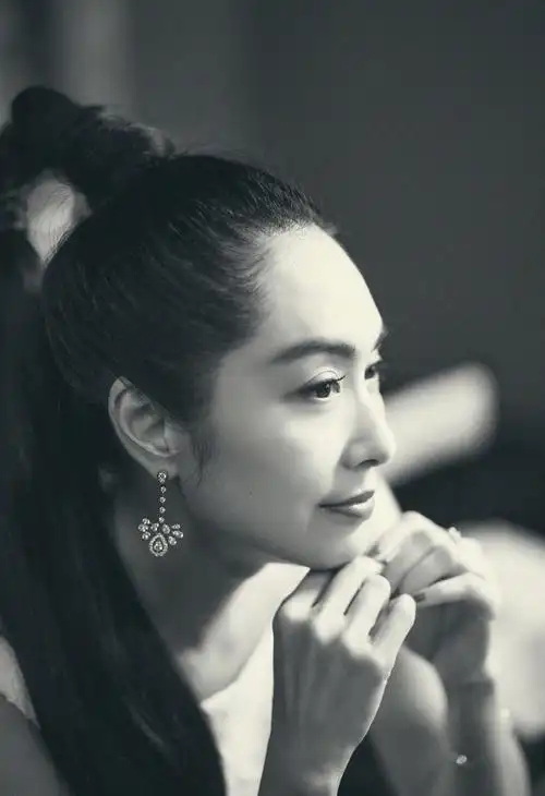 置身于光影变幻之中.眼神坚定.朱茵.