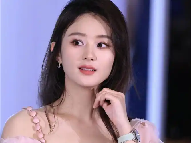 赵丽颖活动造型似草莓大福,喝香槟时被怼脸拍露笑好甜,现场还提及《在