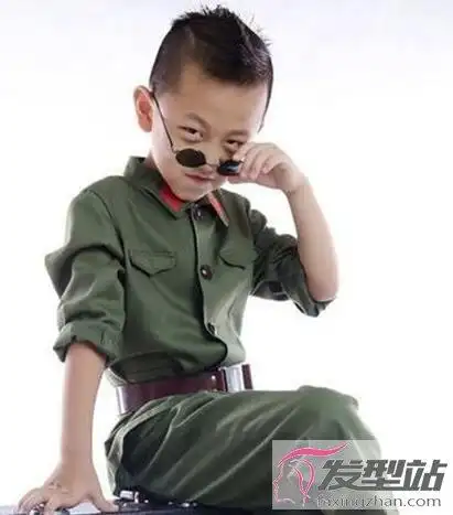 小男孩适合什么发型两边剃短发清爽酷炫
