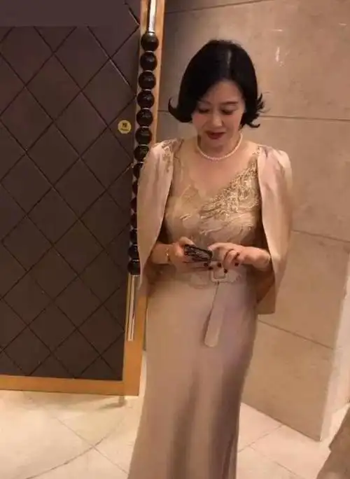 婚礼"最美婆婆"走红,贵妇气质十足 网友:看这穿着家里有矿