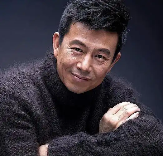 他是著名演员,不顾家人反对娶单亲妈妈为妻恩爱26年,55岁翻红