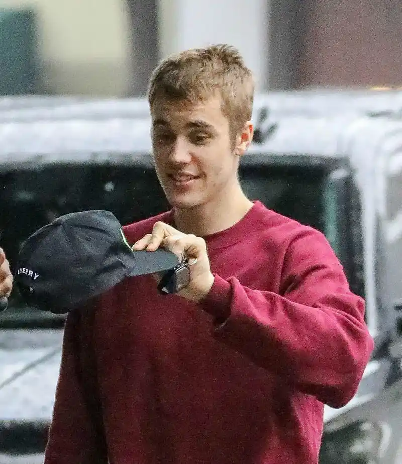 嫩回18岁!比伯短发清爽为吃美食淋暴雨 获保镖撑伞"救驾"