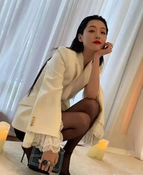 雪莉穿黑丝玩性感抹胸短裙白色西装好酷网友油头毁了