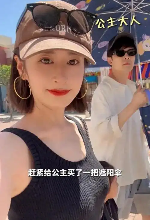 偶遇颖儿带女儿出游5岁小月亮侧颜曝光模样和爸爸付辛博很像