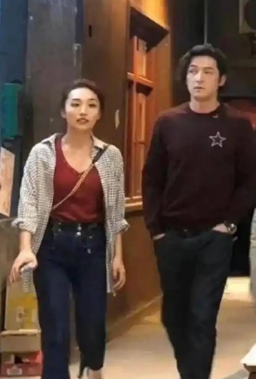 胡歌助理老婆黄曦宁结婚第4天露面身怀六甲被误认是「阿姨」_袁弘和