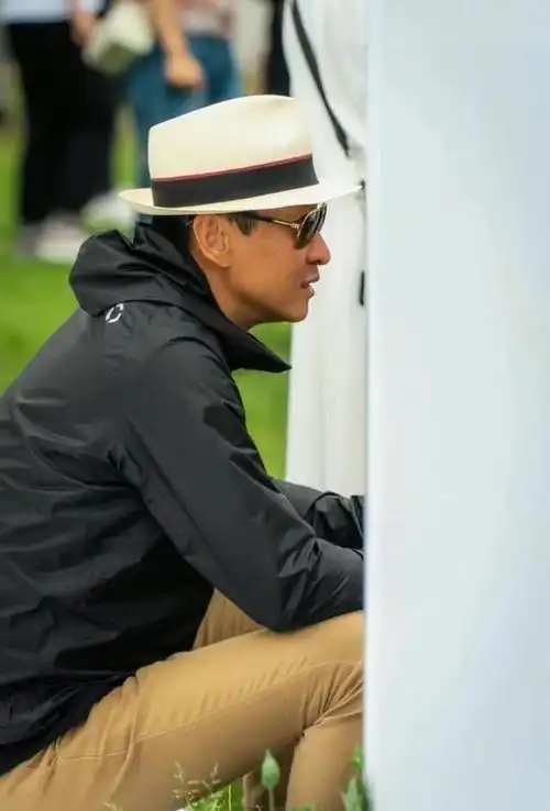 聊天图片中的《五十公里桃花坞》还拍到了周杰的微信头像,周杰也晒出