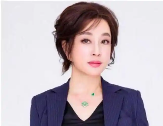 65岁刘晓庆晒近照,穿豹纹紧身连衣裙凸显高贵,一双细腿太吸睛!