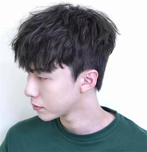 韩式铲青纹理烫,型男流行的烫发之一,也是具有文艺感的学院风发型.