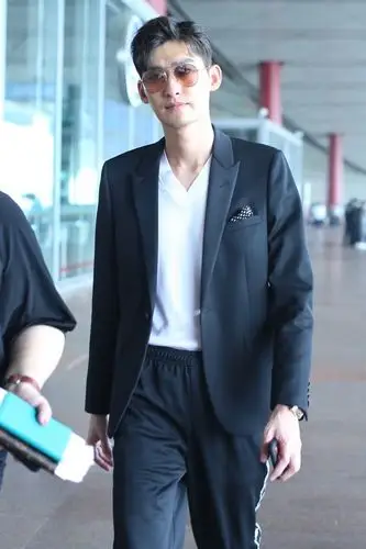 张翰身穿西服超绅士帅气现身机场 走路带风气妥妥的霸道总裁