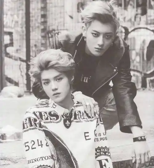 在机场还有宋茜和毛不易两人,四人乘坐同一架飞机去往深圳录制现场