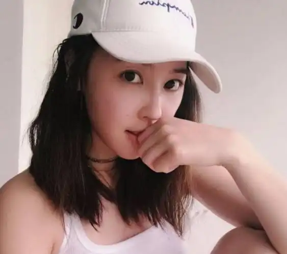 她24岁未婚先孕,34岁却被影帝老公抛弃,36岁为儿子复出终于爆红