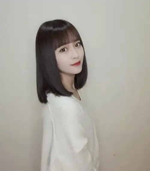 齐肩发这款发型很适合乖巧的女生,特别是脸型偏瘦偏长的女生,更适合了