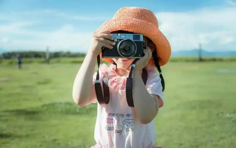 阳光,草地,加上她的笑容,意境很好很舒服.(在微博上看到的)