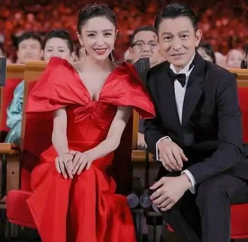 原创佟丽娅成功追星刘德华不忘给追星失败的贾玲晒合照网友梁子结下了