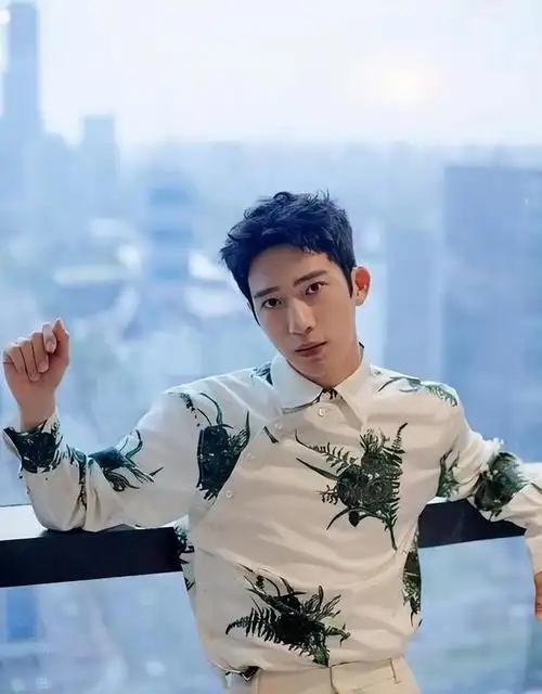 恋上井柏然之后国际超模刘雯突然感觉换了个人似的