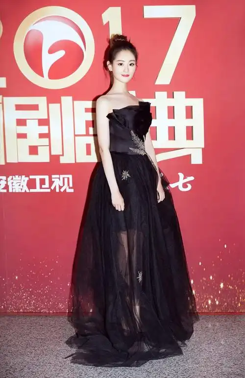 祝绪丹黑色抹胸长裙国剧盛典高清图片