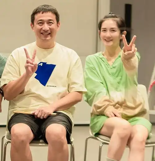 38岁文章演话剧复出身材暴瘦少年感十足和黄磊谢娜合照站边缘