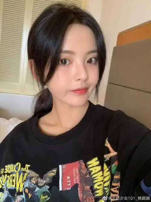 杨超越晒淡妆自拍皮肤状态好不忘自侃长得憨